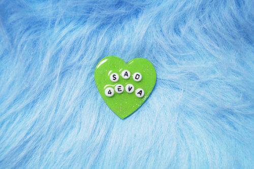 glitter green SAD 4EVA heart brooches - cute & sassy xosale! was £4 - now £2.50!