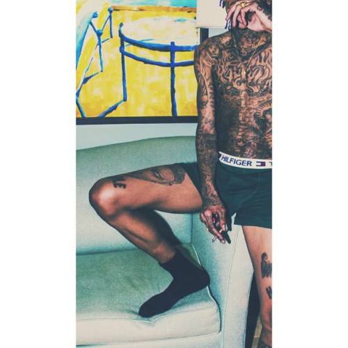 misterbking:  Come on Wiz Khalifa, just show adult photos