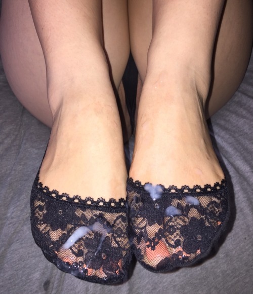 herfeetaresexy: Felt so good cumming all over her sexy feet