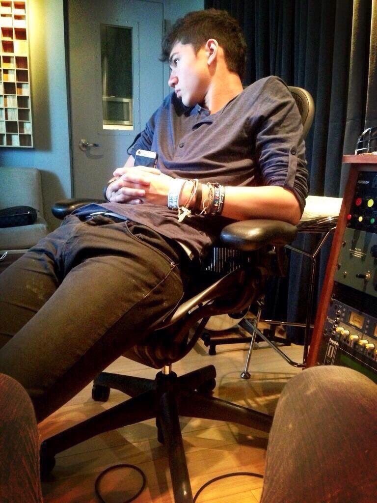 hotfamousmen:  Calum Hood