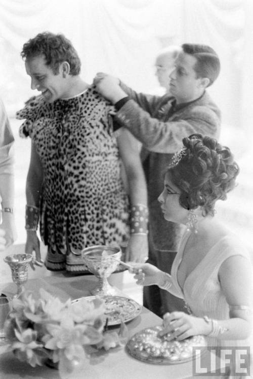 Richard Burton and Elizabeth Taylor on the set of Cleopatra(Paul Schutzer. 1962)