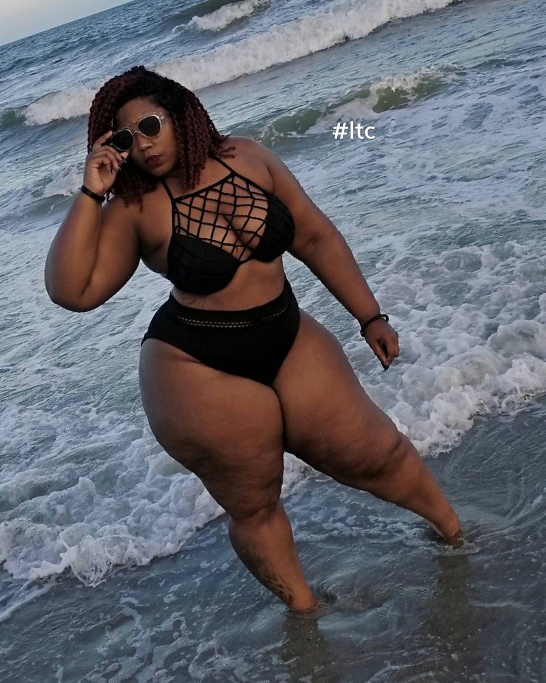 licmlo88: addicted2curvez:  #oneofthesexiestwomenondplanet  Lawd… 