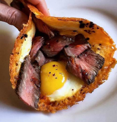 foodmyheart:  Steak and Eggs wrapped with a fried cheese shell [925X960] Source: https://reddit.com/r/foodporn http://foodmyheart.tumblr.com | https://campsite.bio/foodmyheart