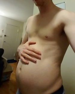 gutboy560:Dang! 3 beers and a ton of food… I think this is the roundest I’ve ever seen myself! This is quite the habit I have going on…