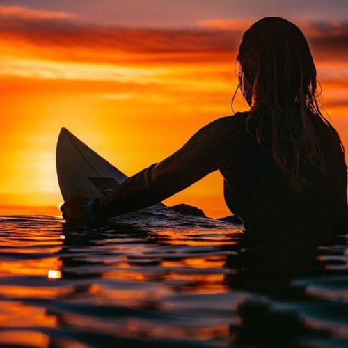 Watching, waiting… • Surfer‍♀️~ @ivybrady_ Pic~ @adamkingphoto • • • #surfsirens #surflikeagi