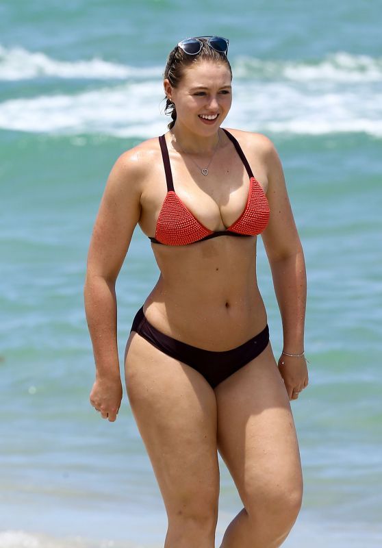 iskra lawrence fan page