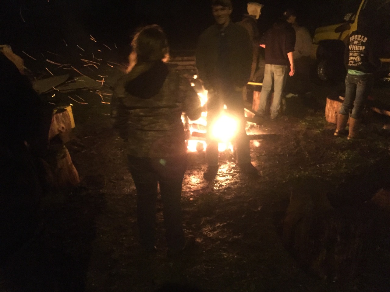 Bonfire in the rain tonight, that&rsquo;s how we roll in the pnw haha who cares