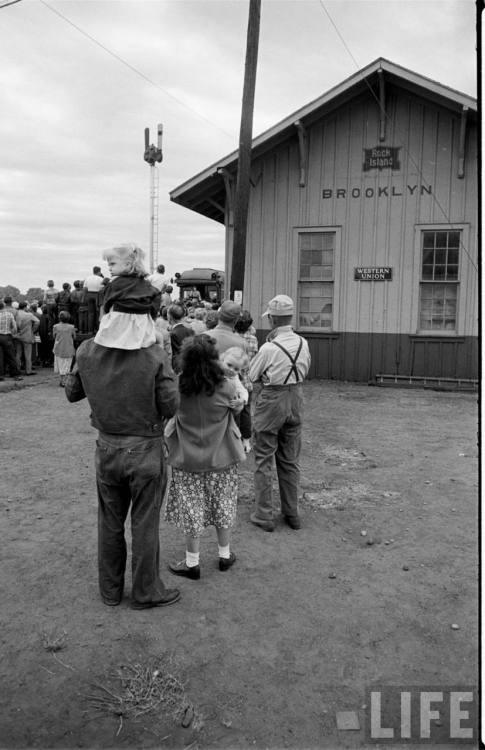 Coming out to see Eisenhower’s whistle stop tour(Joseph Scherschel. 1952)