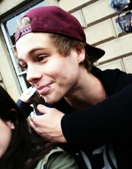 lucas-is-mine: LUKE HEMMINGS + SNAPBACKS