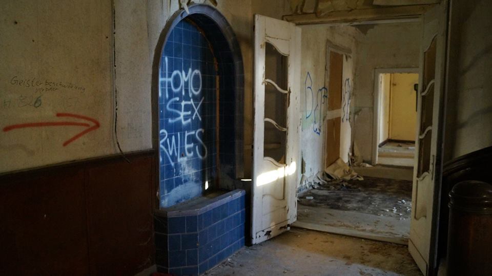 queergraffiti:  “homo sex rules”abadoned building in Germany