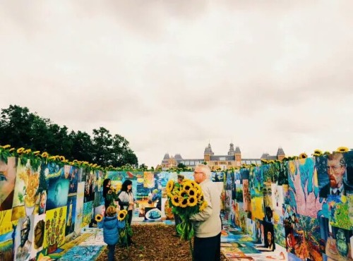 mostlymoodymads:weekdaywicked:Van Gogh museum in Amsterdam, surrounded by 125k sunflowers. You&rsquo