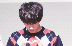 sandeol:  channie making different hearts （●´∀｀）ノ♡ 