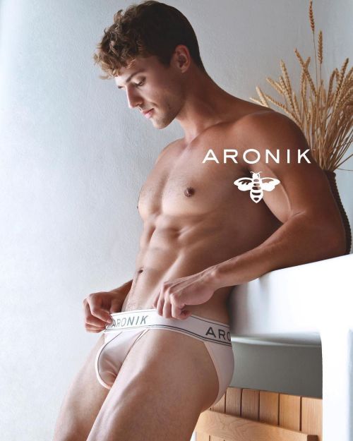 Comfy and sexy.  I&rsquo;m sure the @aronikswim undies aren&rsquo;t too shabby either.  @nic