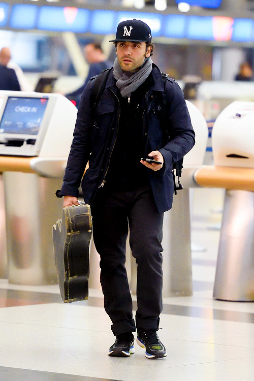 deputychairman:celebritiesofcolor:Oscar Isaac at JFK AirportOH SWEETHEART i want to pet his hair and