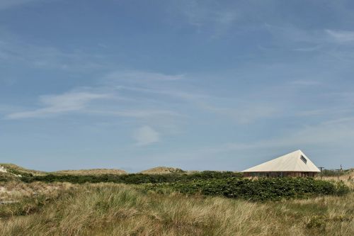 house in the dunes ~ unknown architects | photos © mwa hart nibbrig