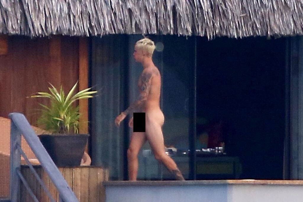 alekzmx:Justin Bieber caught naked… but this time like for real, totally naked!