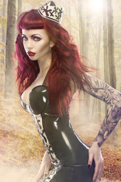 shiny-passions:  Latex http://latex-passion.blogspot.com/