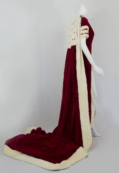 mea-gloria-fides - Coronation robe of a duchess