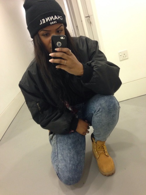 scrapes:  blackgirlsrpretty2:  SPOTLIGHT: http://aliyahmariabee.tumblr.com/  I LIVE