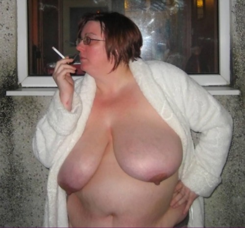 ripepearluvr:  always in search of housecoat shots like this