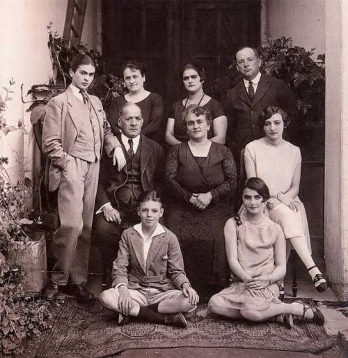 fuckyeahmodernflapper:  Frida Kahlo (wearing a menswear suit) in her family portrait, 1924.