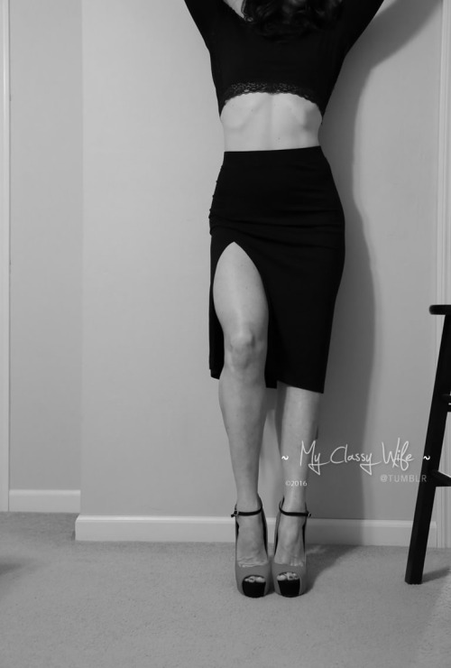 XXX myclassywife:  Such sexy curves and legs! photo
