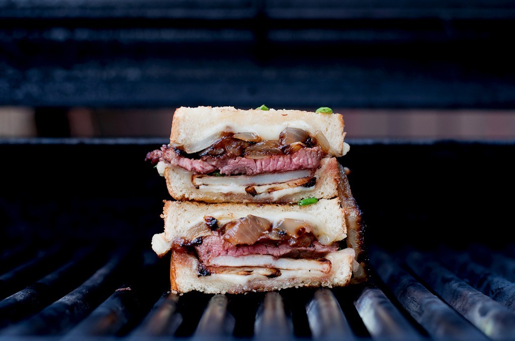 do-not-touch-my-food:  Steak &amp; Potato Barbecued Grilled Cheese 