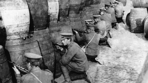 greatwar-1914: Street fighting in Dublin during the Easter Rising, April 24-29, 1916.  The top two photos show Irish rebels, the lower two photos British soldiers.  Better trained and more heavily armed, the British troops (many of them Irish) defeated