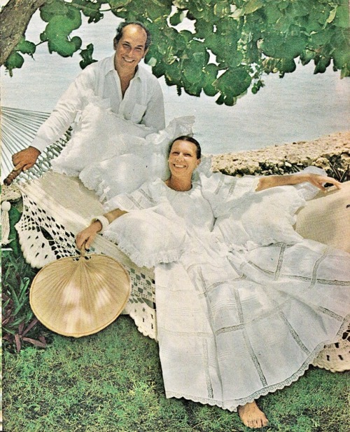 Fonte : Vogue US - January 1974. Oscar and Francoise de la Renta IMG_0014Posted tinamotta.tumblr.com