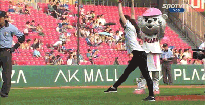 skytr4p:  shayman77:  vanillamode:  Shin Sooji’s first pitch (x)  What. The. Fuck. Glorious Korean master race at work.  how