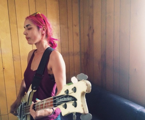 Jenny Lee Lindberg, de la banda Warpaint (warpaintwarpaint) (vía camyya).
“ 8/9 “Jenny Lee slappin’ the bass” ”