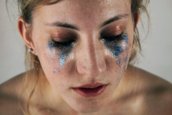 lazypacific:  ✿ I found this online and it’s absolutely breathtaking - this 19 year old photography student at Point Park University recreates the damaging expectations of female beauty using GLITTER ✿