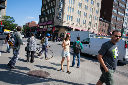 Journalistin geht oben ohne, barbusig, mit nackter Brust durch die Straßen von Montreal. Sie i