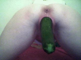 thelanaspussy:  I love to put more and bigger things 