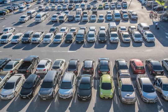 carros usados estacionados em um pátio