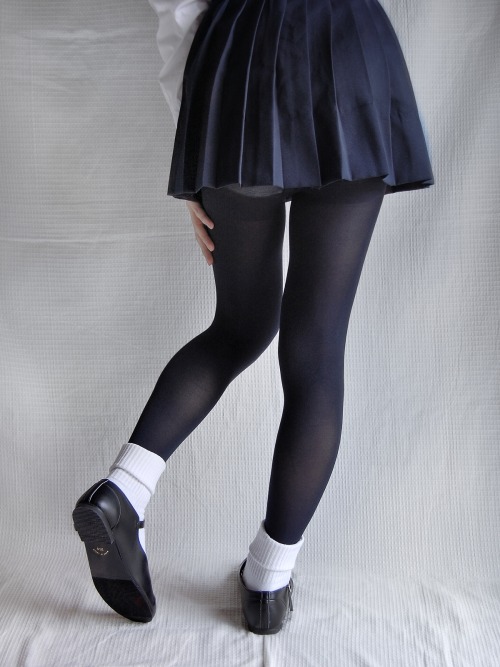 sutiblr: School miniskirt with black tights