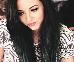 24puffitommo:  Oh..i don’t know…she’s always beautiful