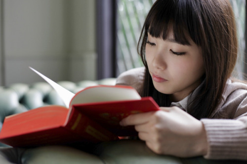 bookgirls: (via アカい読書のアキ | まりえのアカいアキ〜アオハル　シーズンズ〜 | グラビア | アオハルオンライン)