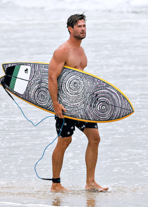 gay-bucky-barnes:  CHRIS HEMSWORTHSurfing