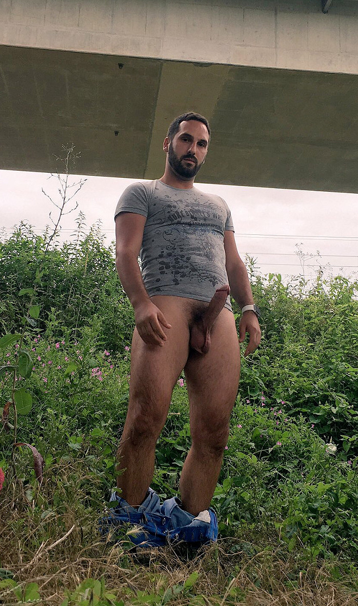 dekanuk:  dekaNuk’s archive of naked exhibitionist men