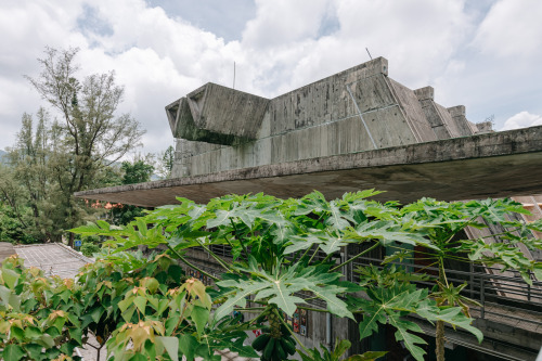 Four building units, grouped around a central courtyard to which they open in a triangular shape, in