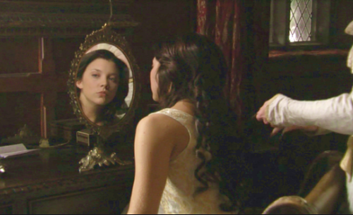 backto1912: Ladies in the mirror.Kate Winslet as Rose Dewitt Bukater in Titanic Natalie Dormer 
