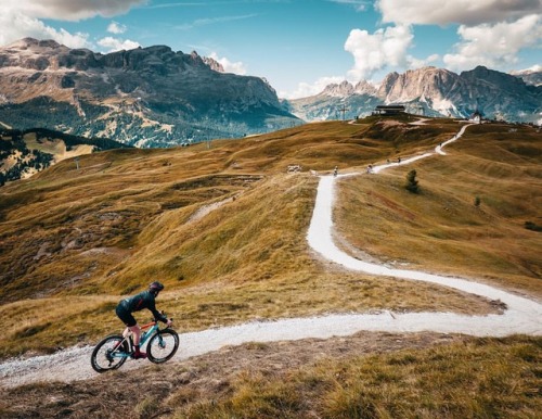 rodeo-adv-labs:Every time our heads get swolled on the beauty of the Rockies @jeredgruber drops some