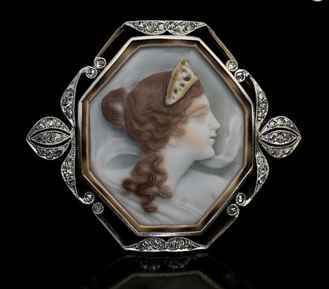 shewhoworshipscarlin:Art Nouveau cameo brooch, 1910.