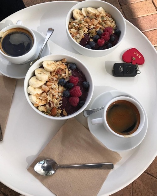 Yum Yum…Nourishing #acaibowl leads to inspired thinking and healthy lunchtime meetings ☕️ #he