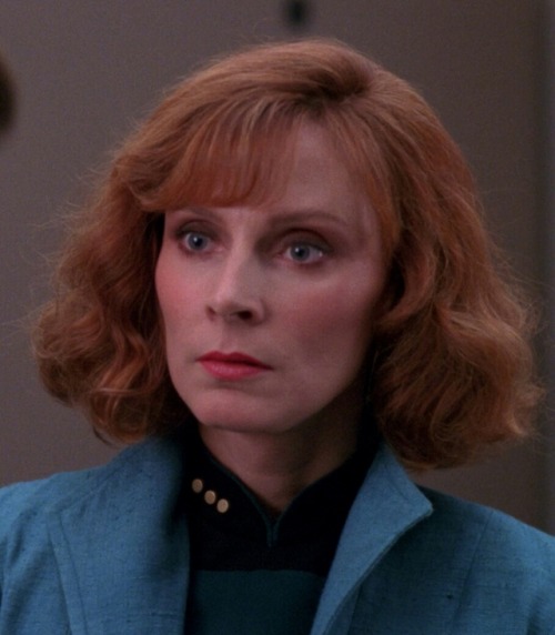skyblep:dr crusher’s short hair from early s3 appreciation post