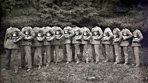 Groupe de treize soldats décapités, 1910.