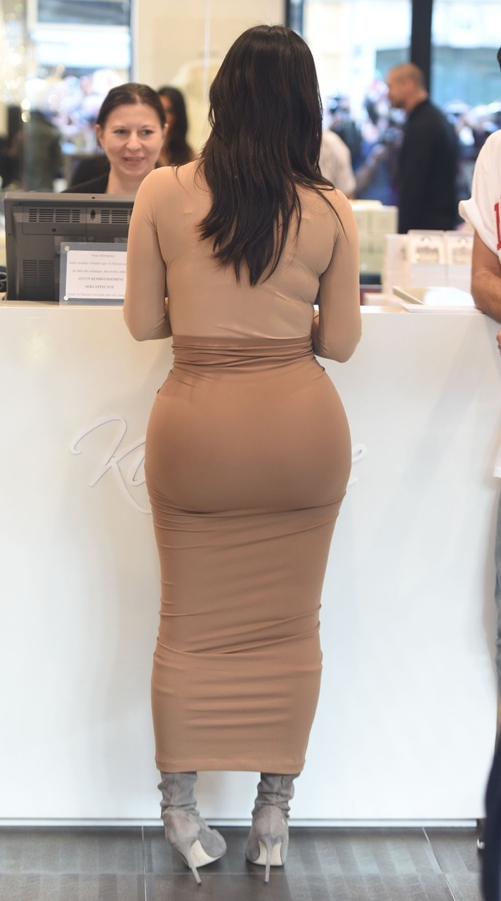 ilovethebooty2:The post of the Day: The socialite most famous Kim Kardashian and