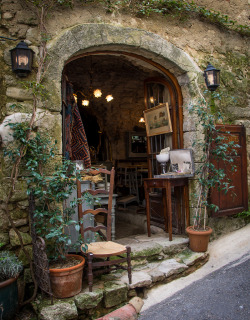 coffee-and-wood:  Bonnieux Antique Shop 