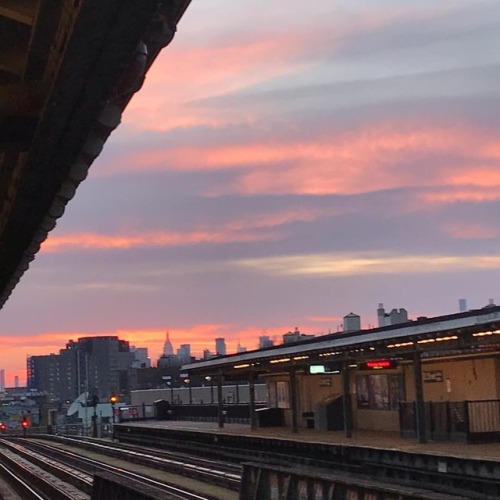 Midtown skyline at sunset . . #sunset #skyline #midtown #manhattan #newyork #newyorkcity #jacksonhei